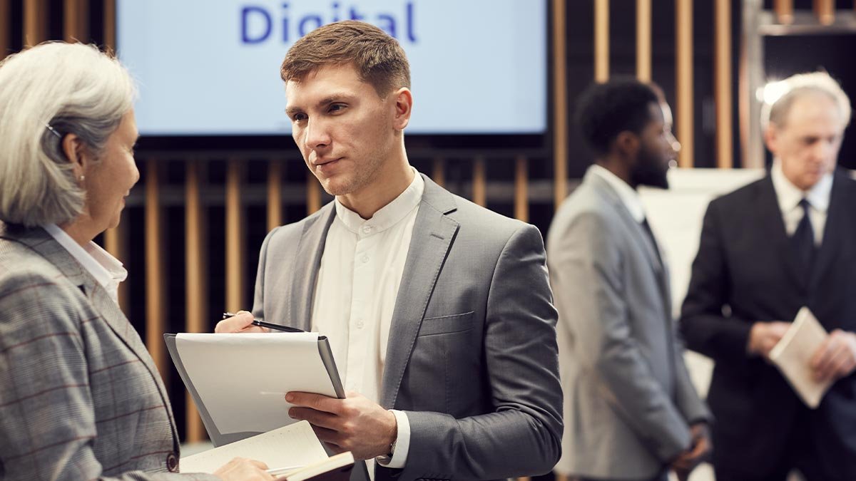 Másteres en escuelas de negocio: marketing digital con networking y práctica